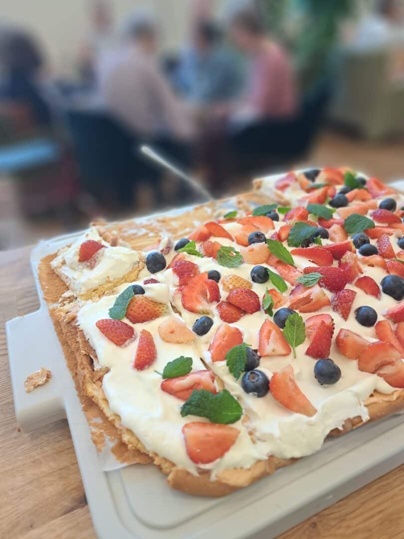 Kraftens hus lanserar nu grafisk profil och bjuder på tårta